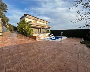 Vista exterior de Casa o xalet en venda en Lucena amb Aire condicionat, Jardí privat i Piscina