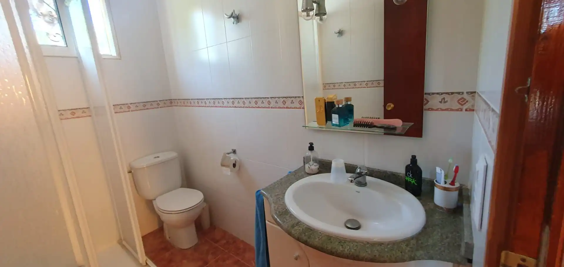 Badezimmer von Country house zum Verkauf in Llaurí mit Klimaanlage, Heizung und Privatgarten