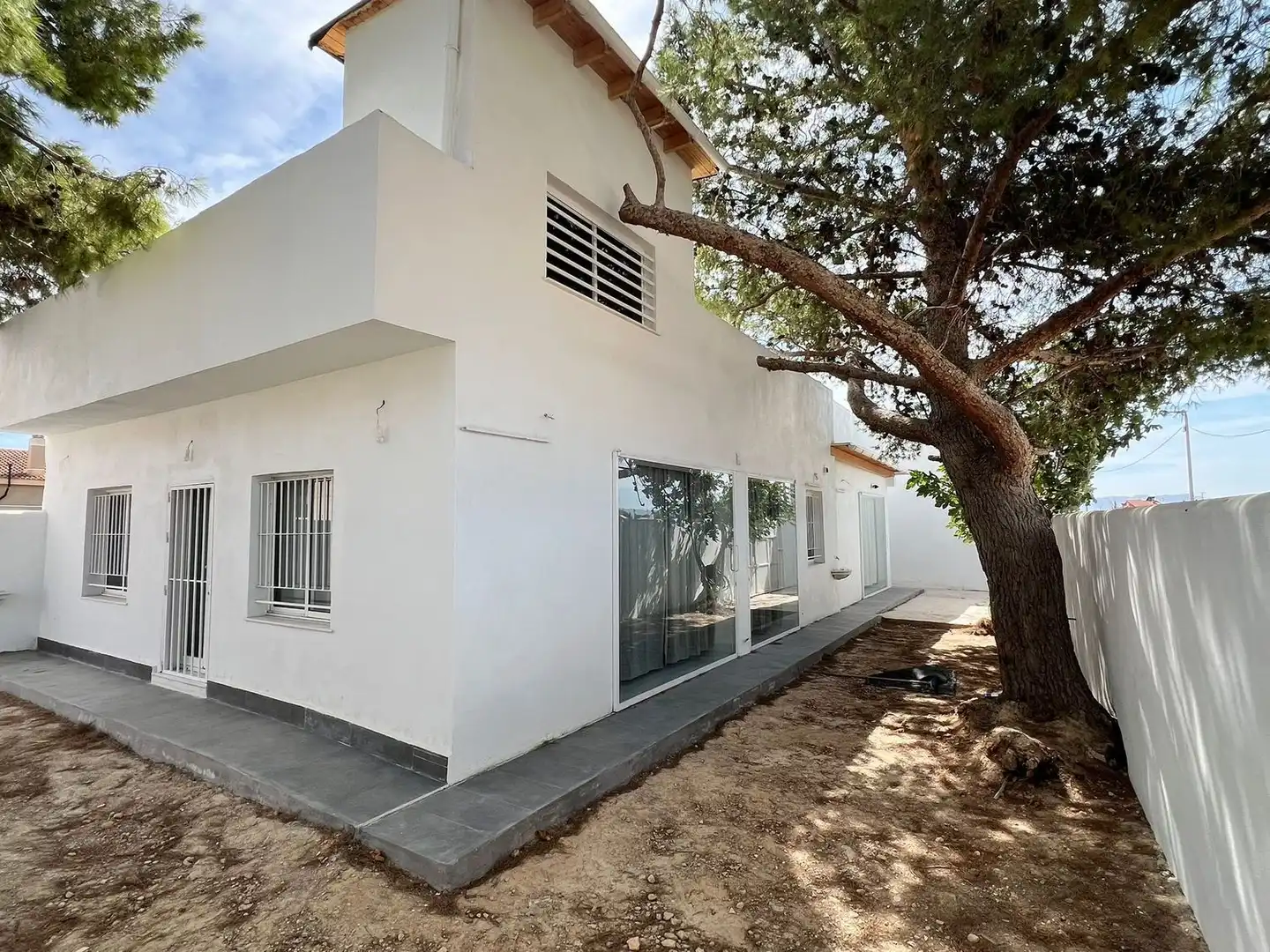 Vista exterior de Casa o xalet en venda en Orihuela amb Aire condicionat, Jardí privat i Terrassa