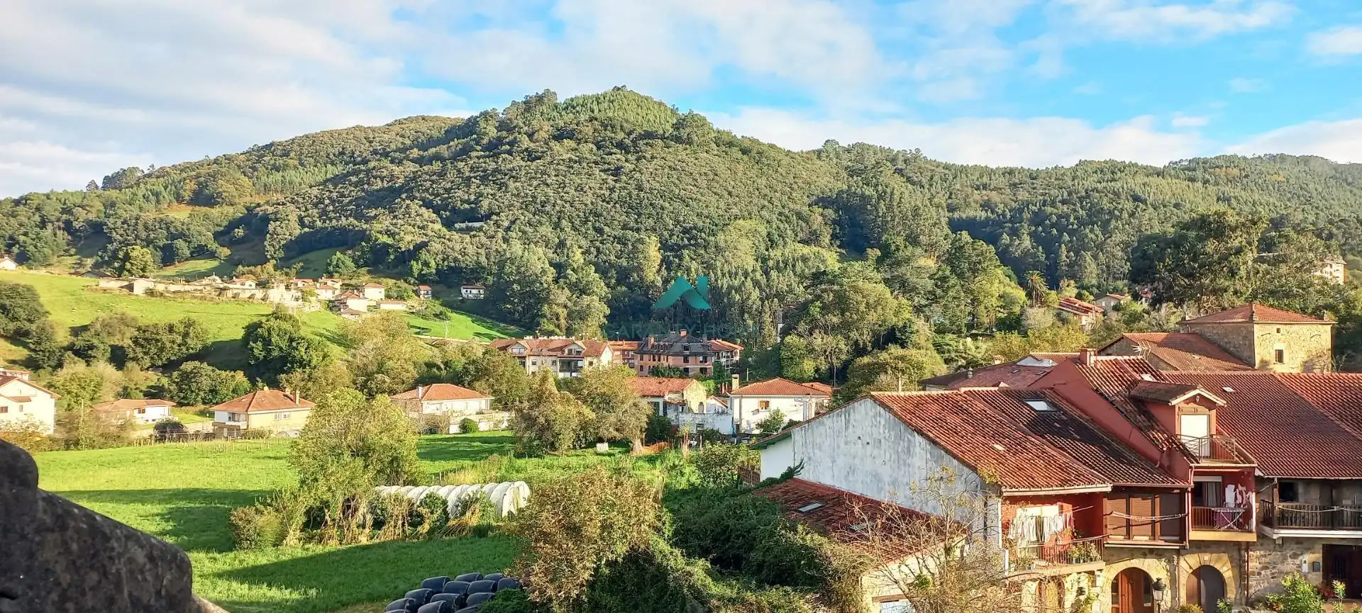 Vista exterior de Ático de alquiler en Limpias con Calefacción, Balcón y Piscina comunitaria