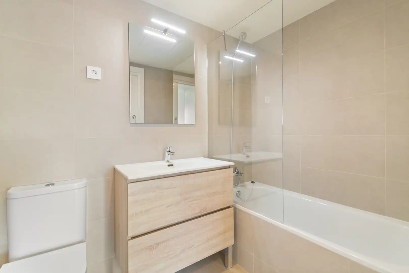 Badezimmer von Wohnung zur Miete in Esplugues de Llobregat mit Klimaanlage, Heizung und Terrasse