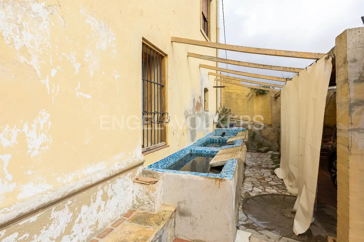 Vista exterior de Finca rústica en venda en Requena amb Aire condicionat, Calefacció i Jardí privat