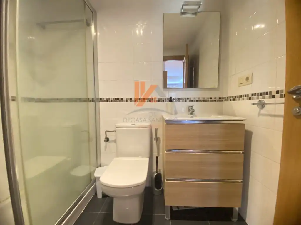Baño de Piso de alquiler en Santiago de Compostela  con Amueblado, Horno y Lavadora