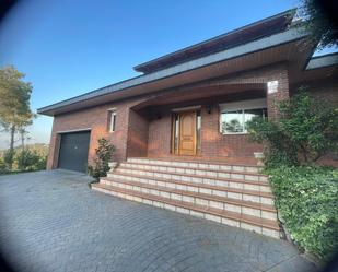 Vista exterior de Casa o xalet de lloguer en Corbera de Llobregat amb Terrassa