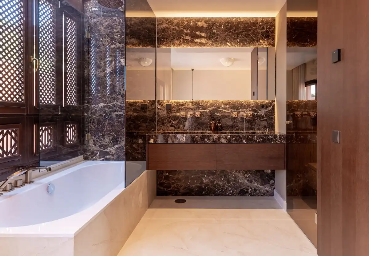 Badezimmer von Einfamilien-Reihenhaus zum Verkauf in Marbella mit Klimaanlage, Privatgarten und Terrasse