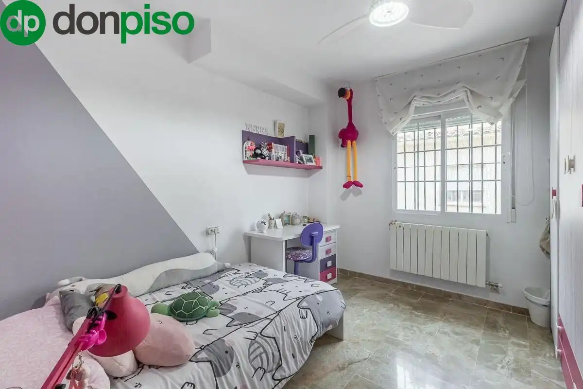 Habitación de Casa adosada en venta en Churriana de la Vega con Aire acondicionado, Jardín privado y Terraza