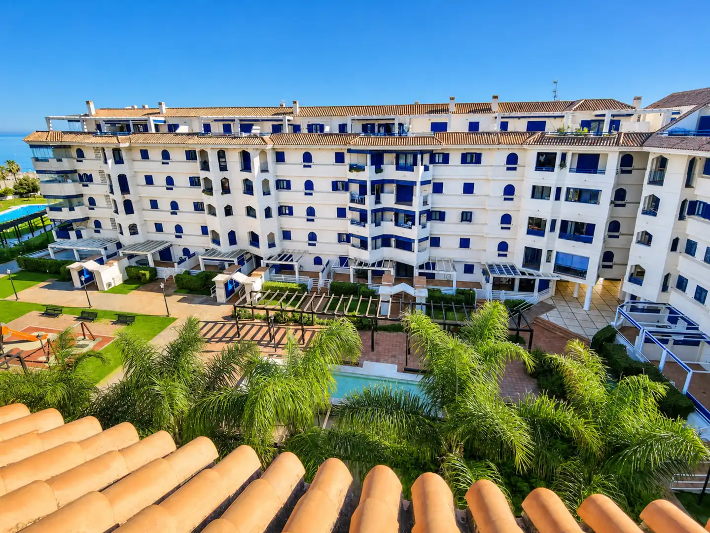 Vista exterior de Ático en venta en Manilva con Aire acondicionado, Terraza y Piscina
