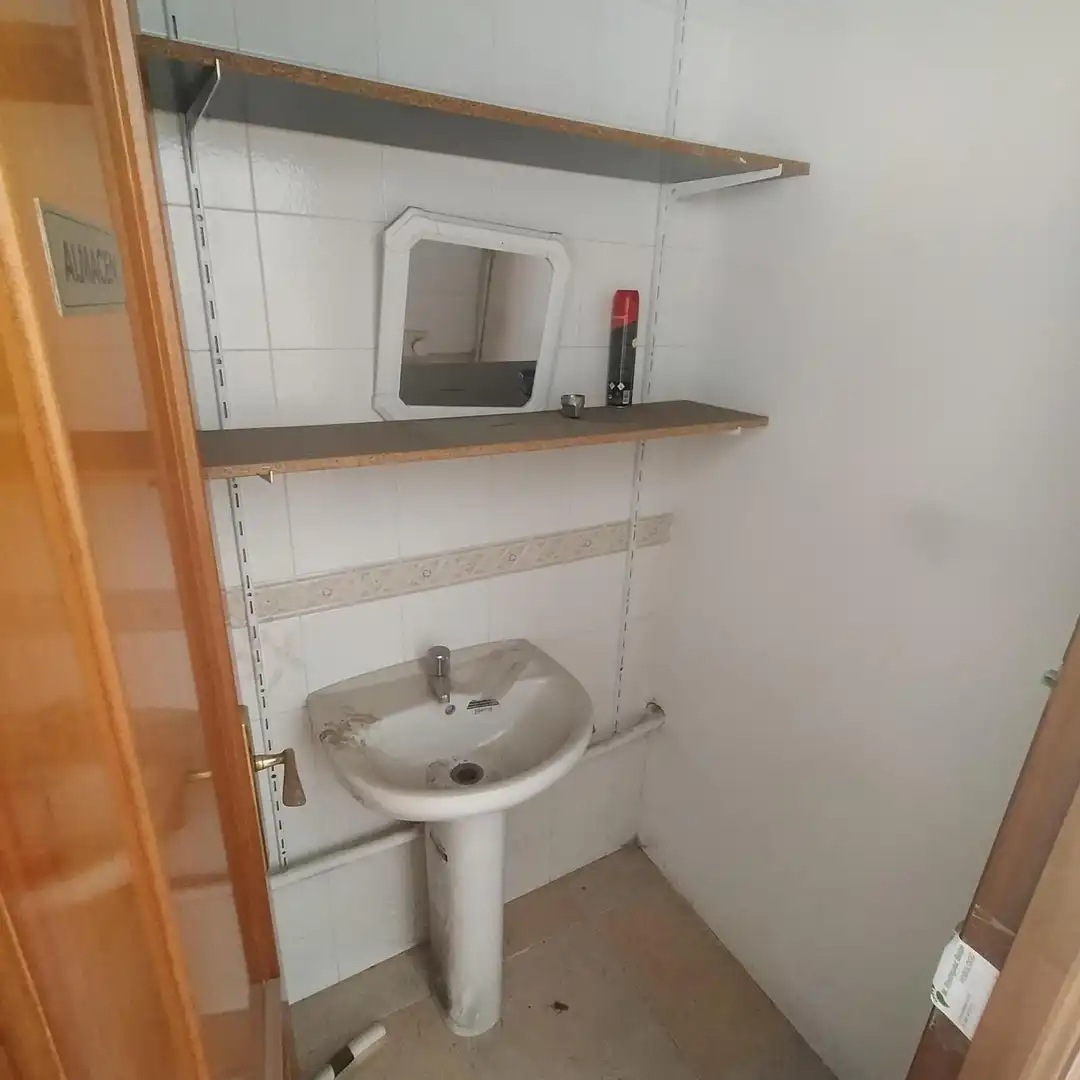 Badezimmer von Geschaftsraum zur Miete in San Fernando