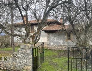 Vista exterior de Casa o xalet en venda en Junta de Traslaloma amb Jardí privat, Terrassa i Balcó