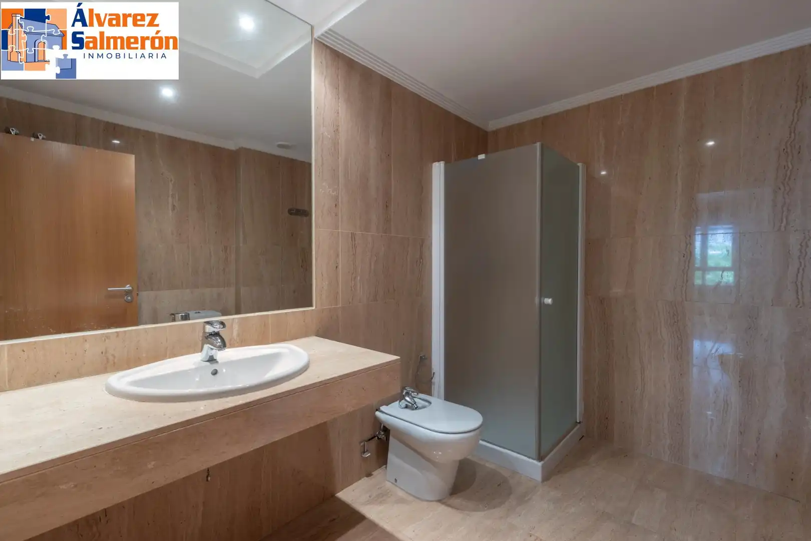 Bathroom of Flat for sale in Granada  with Air Conditioner and Heating