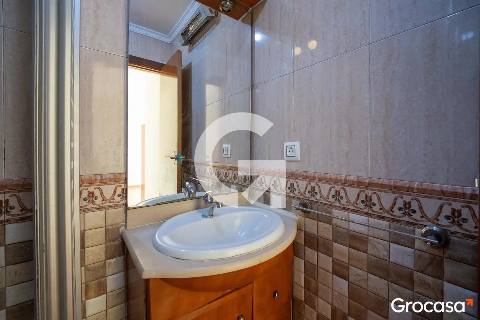 Bathroom of Flat for sale in Mataró  with Air Conditioner, Oven and TV