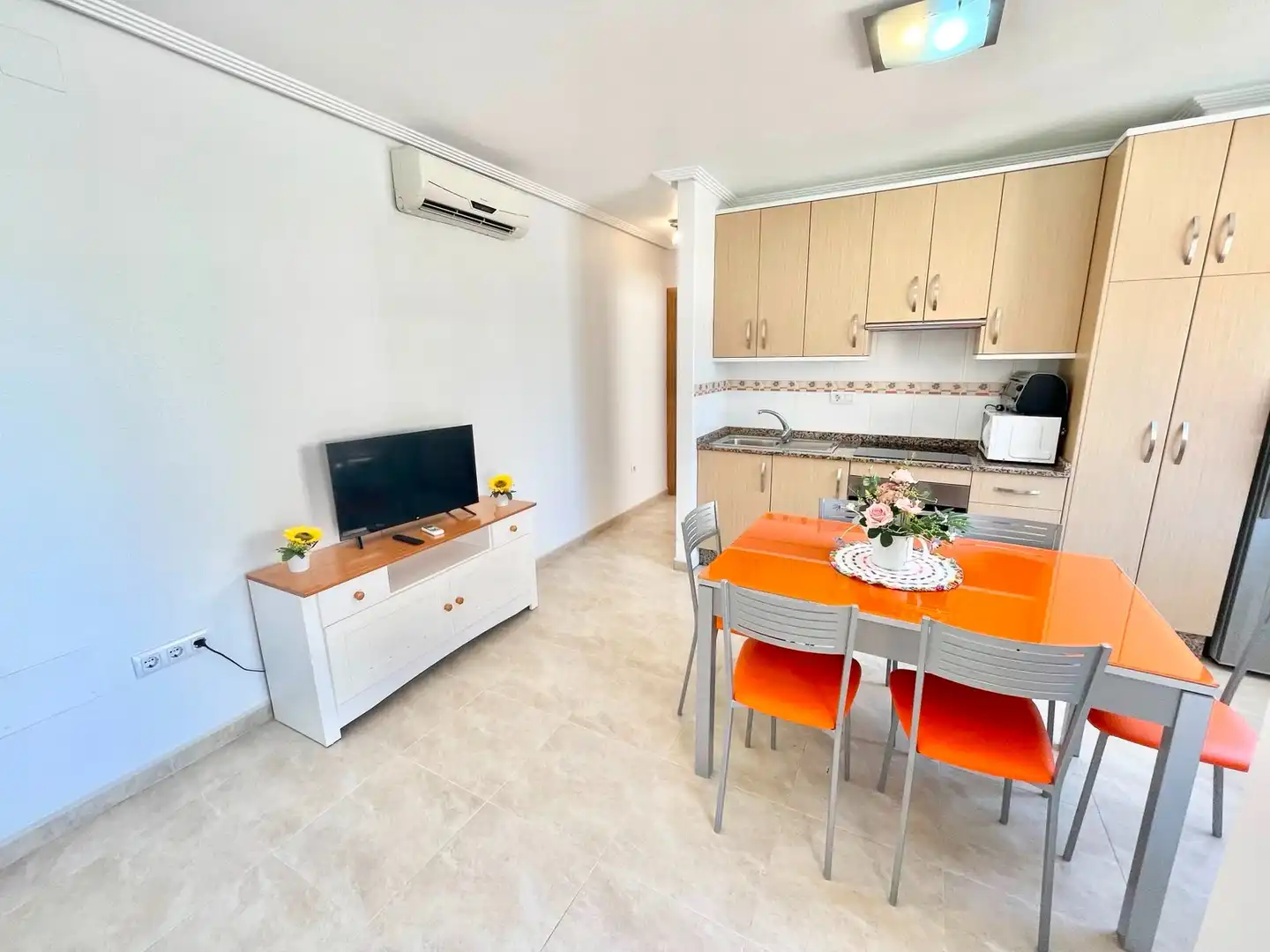 Cuina de Apartament de lloguer en Los Alcázares amb Aire condicionat, Moblat i Rentadora