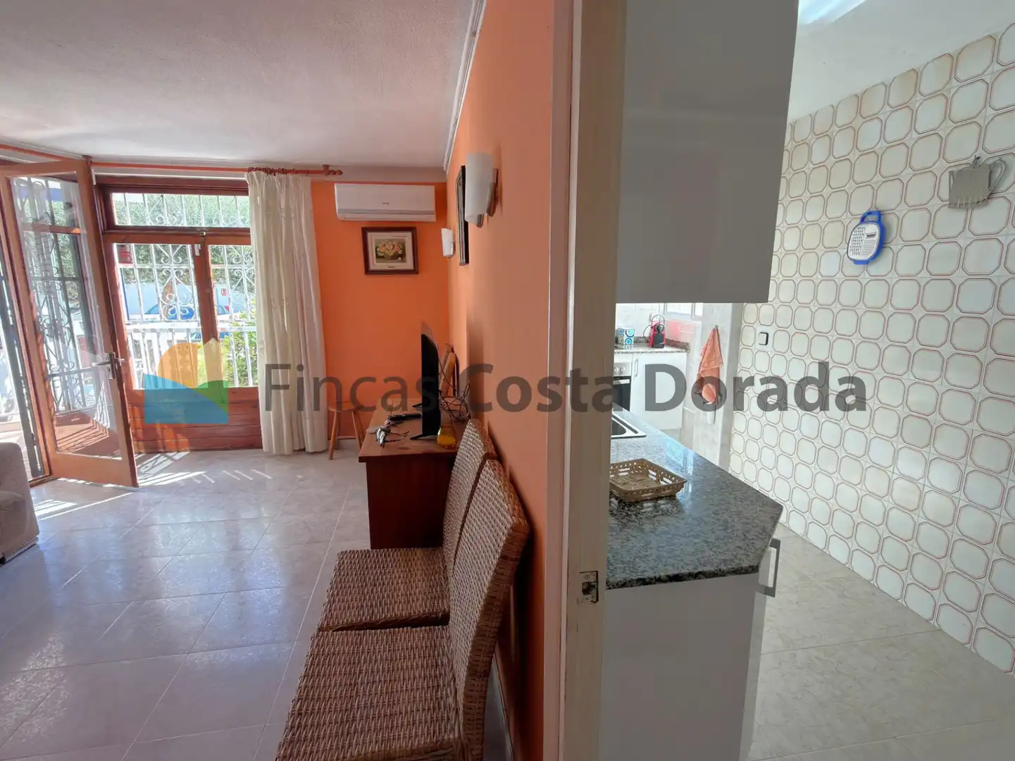 Sala de estar de Planta baja en venta en Vilanova i la Geltrú con Aire acondicionado, Jardín privado y Terraza