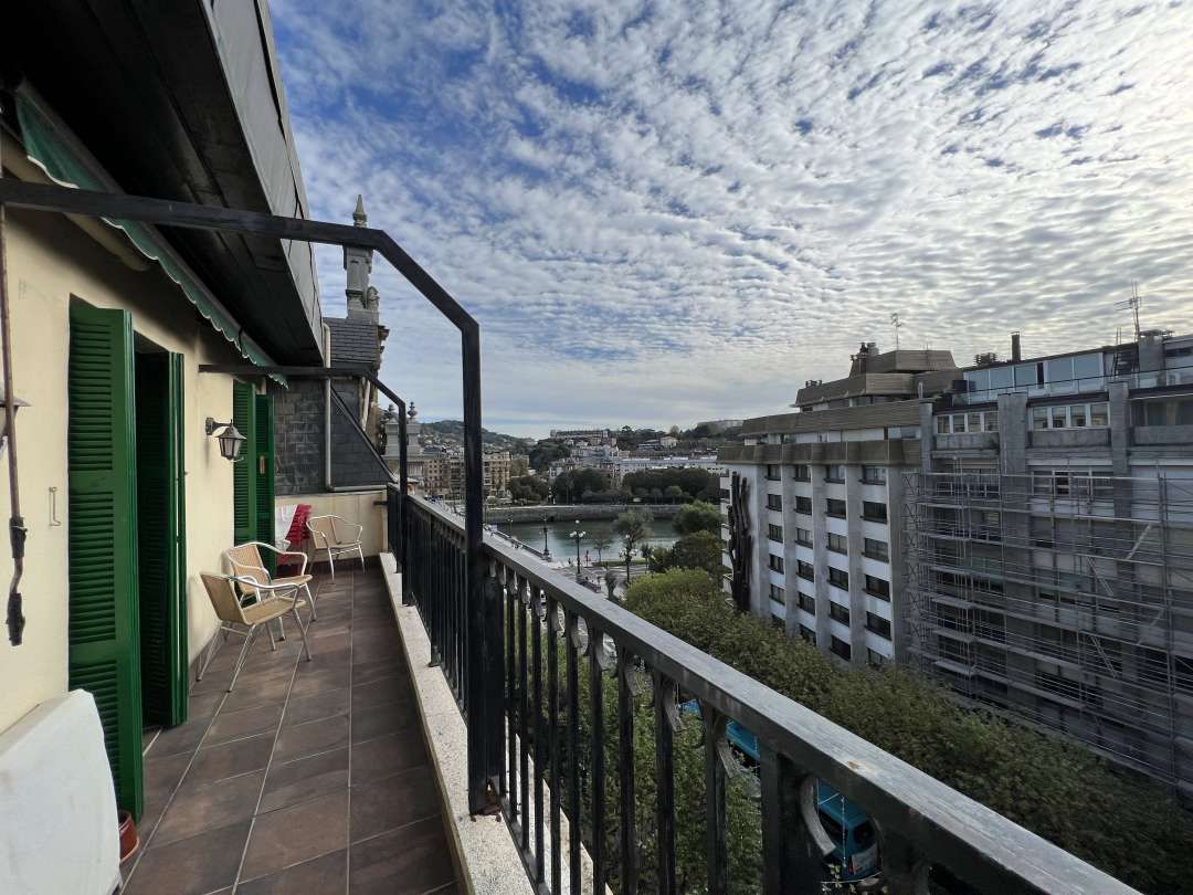 Vista exterior de Piso de alquiler en Donostia - San Sebastián  con Calefacción, Jardín privado y Terraza
