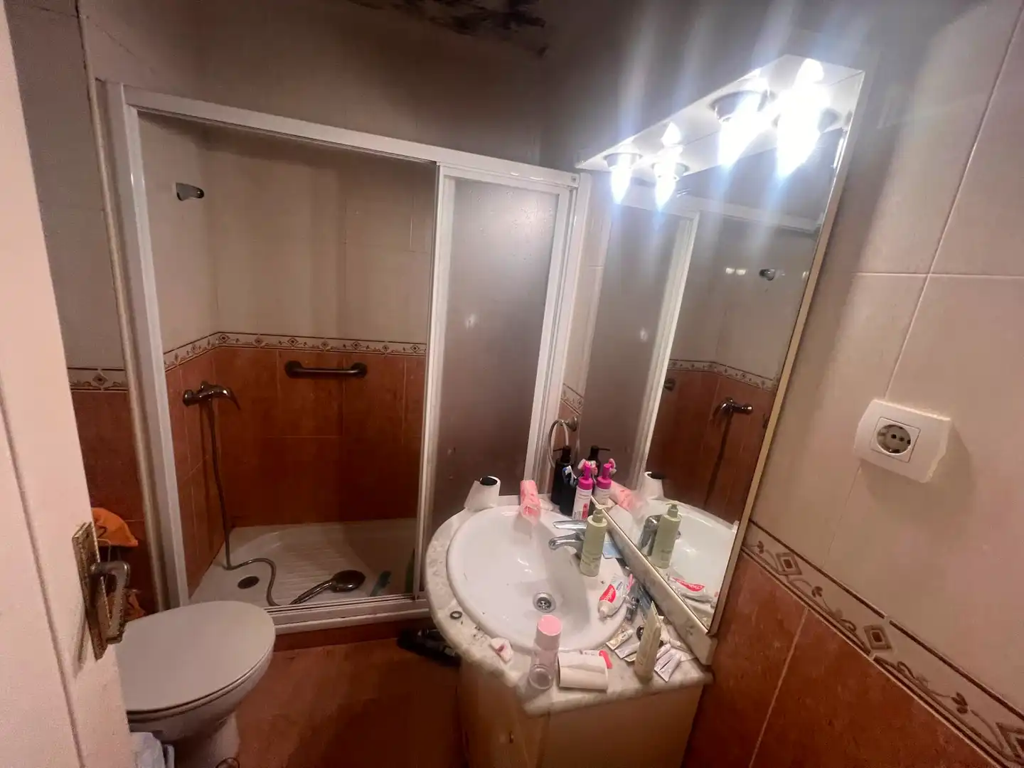 Bathroom of Flat for sale in Sevilla  with Air Conditioner, Terrace and Furnished