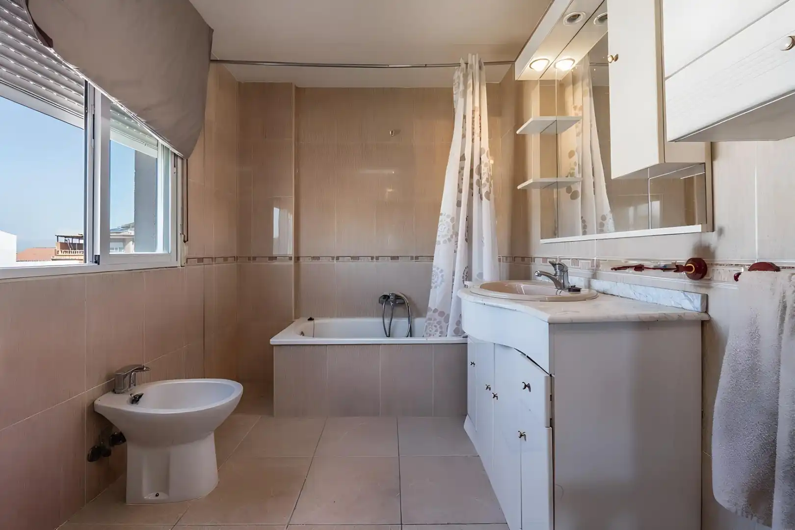 Baño de Casa adosada en venta en Ogíjares con Aire acondicionado, Calefacción y Terraza