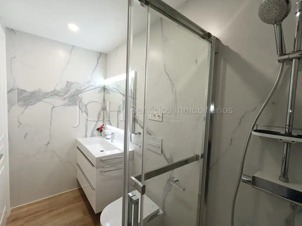 Baño de Piso en venta en Fuengirola con Piscina, Horno y Lavadora
