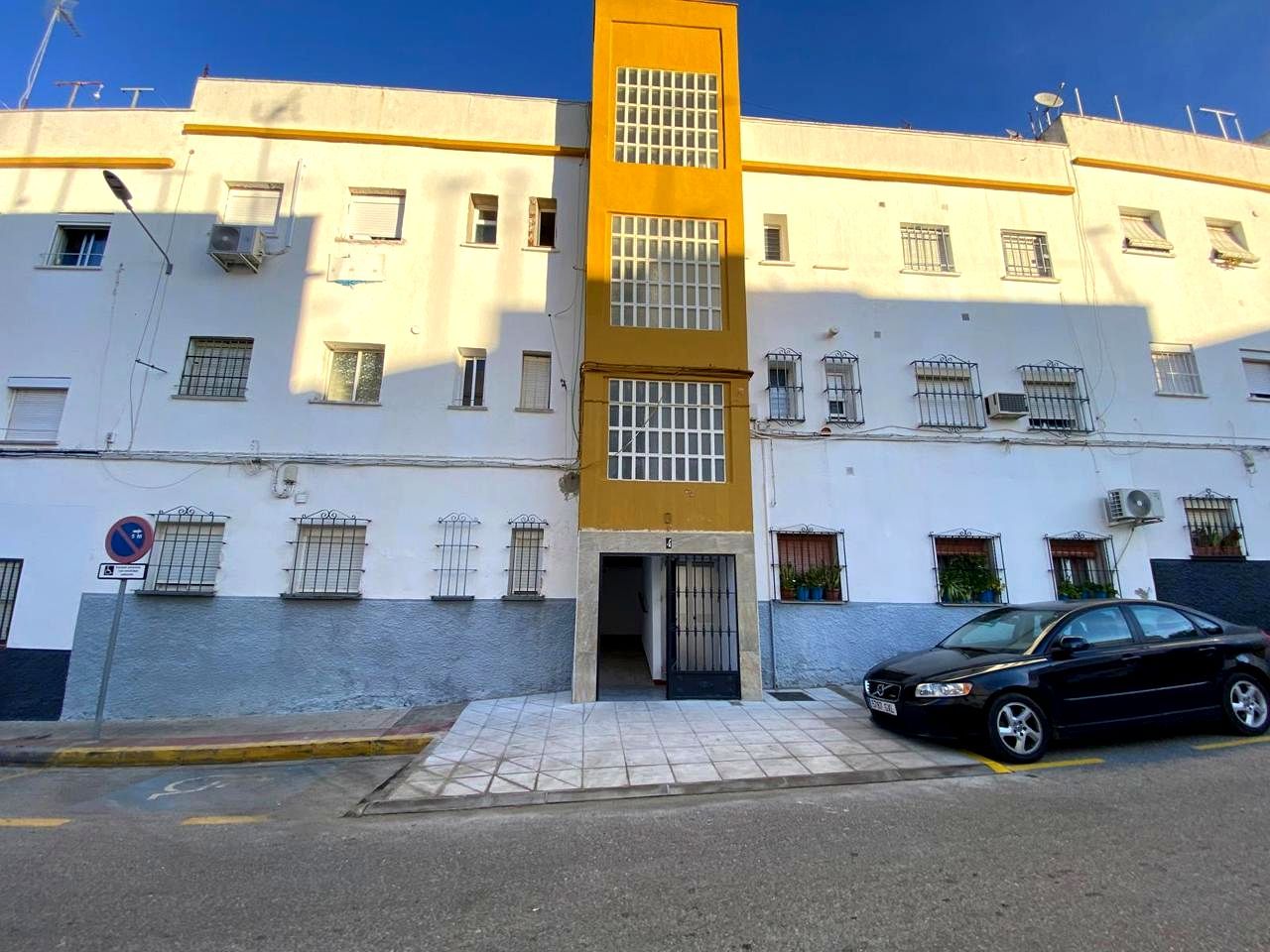 Vista exterior de Pis en venda en Dos Hermanas