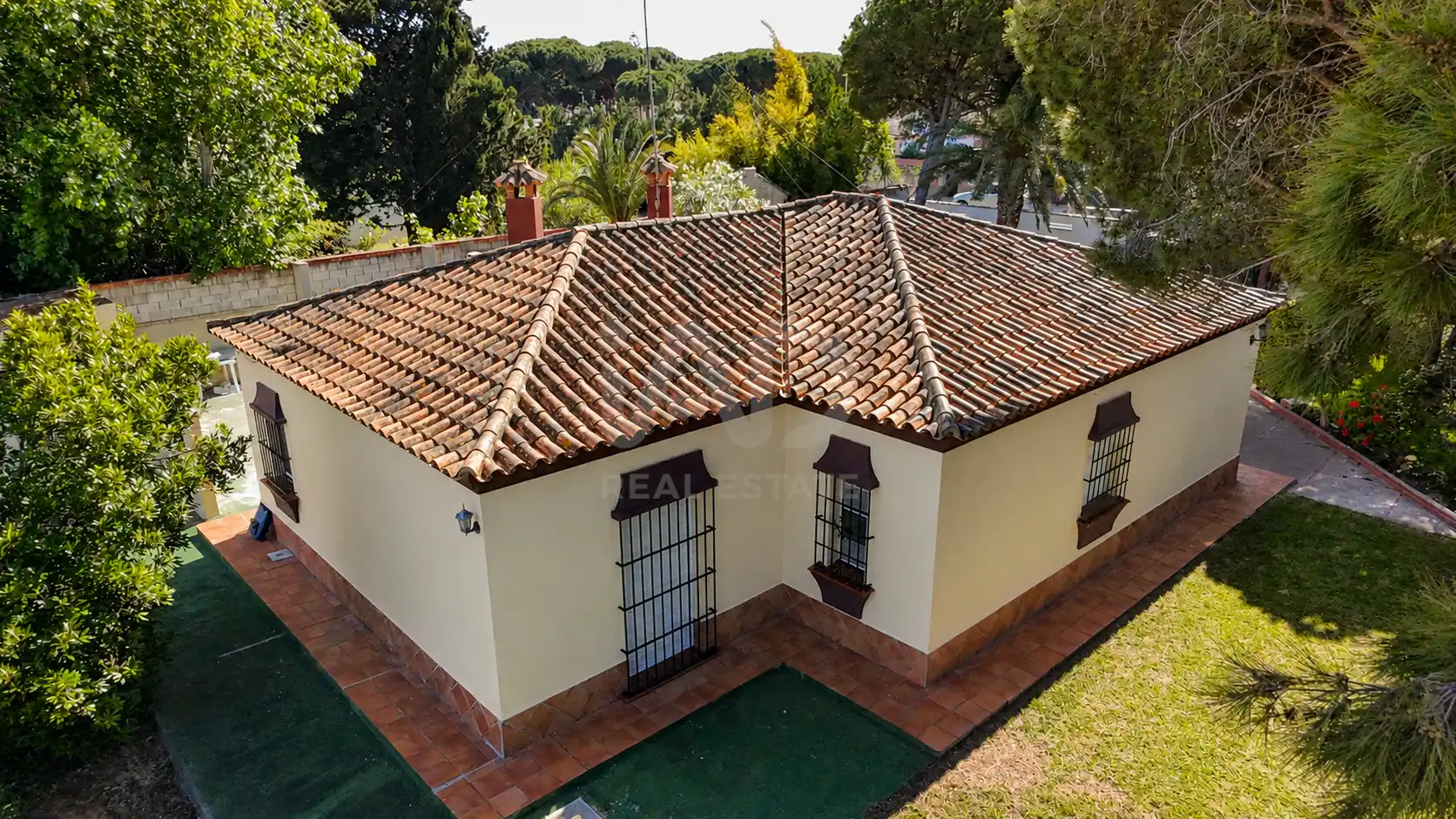 Vista exterior de Casa o xalet en venda en Chiclana de la Frontera amb Aire condicionat