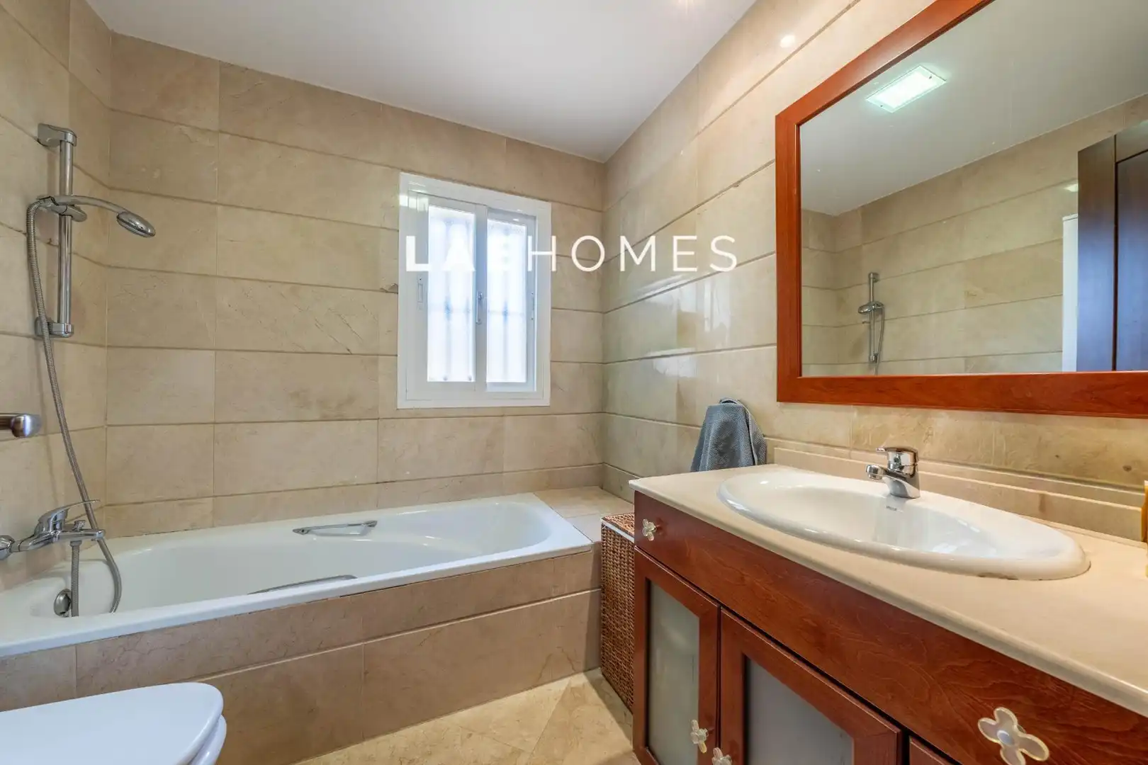Baño de Apartamento en venta en Marbella con Jardín privado, Terraza y Piscina comunitaria