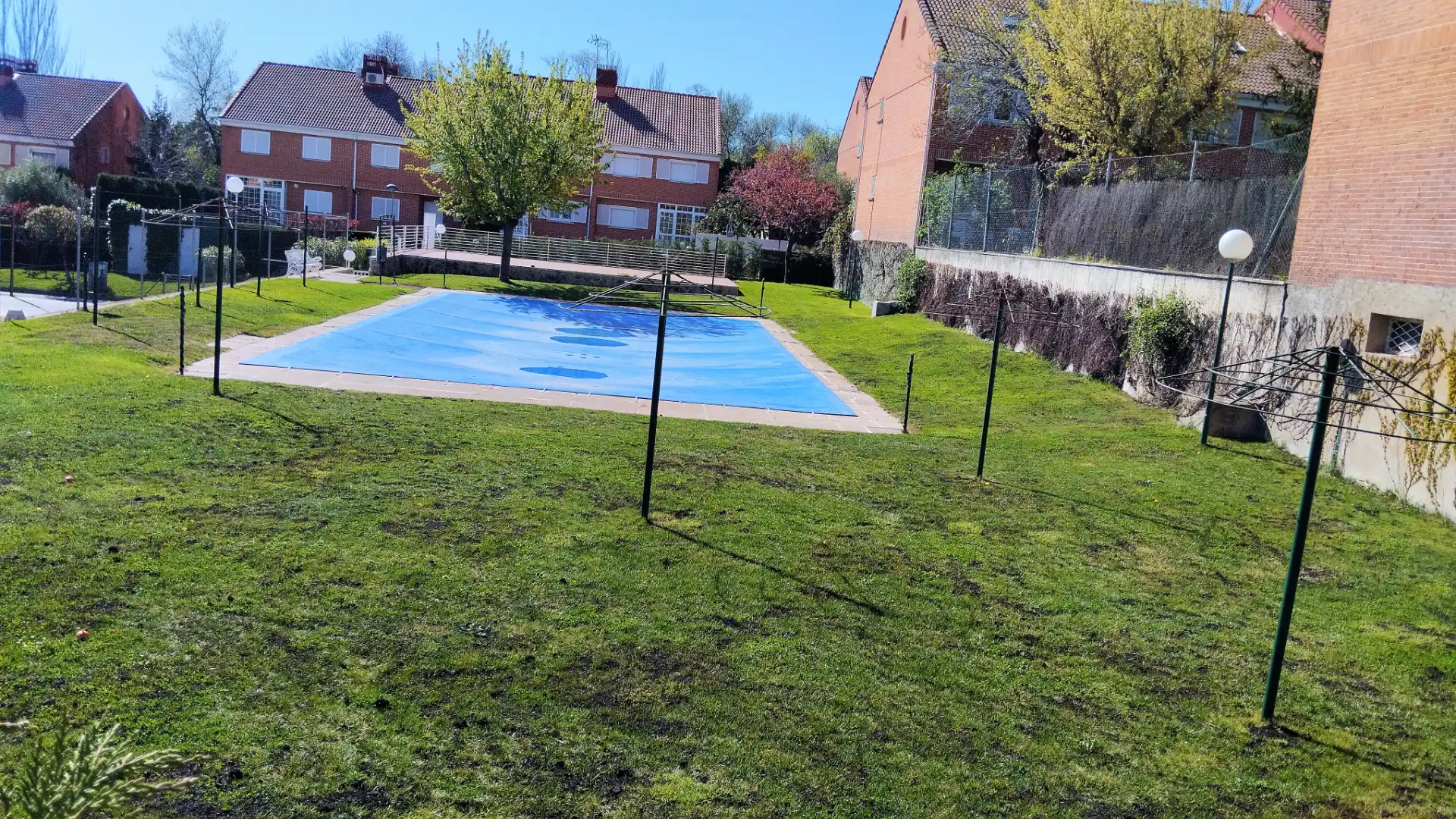 Piscina de Casa adosada en venta en San Lorenzo de El Escorial con Aire acondicionado, Calefacción y Jardín privado