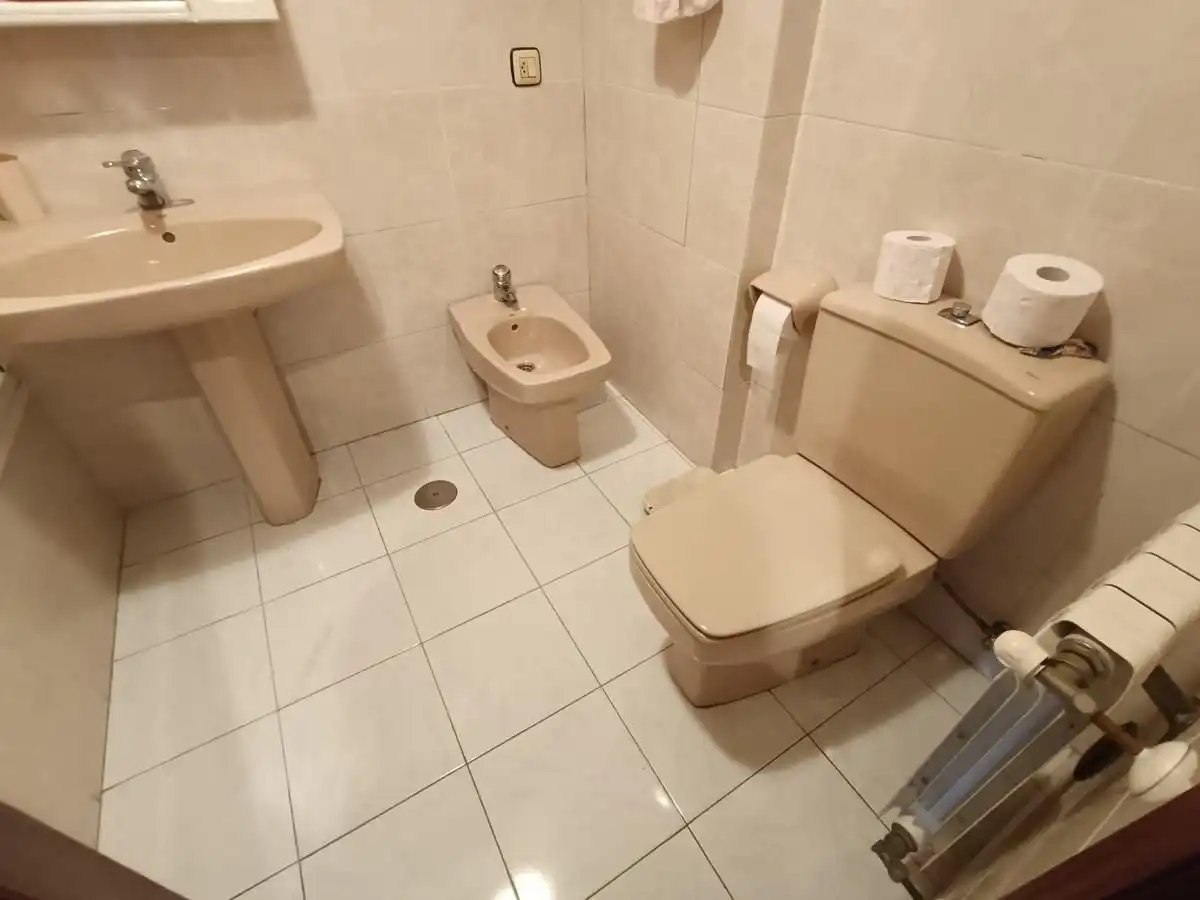 Badezimmer von Wohnung zum Verkauf in Llanes mit Heizung, Terrasse und Abstellraum