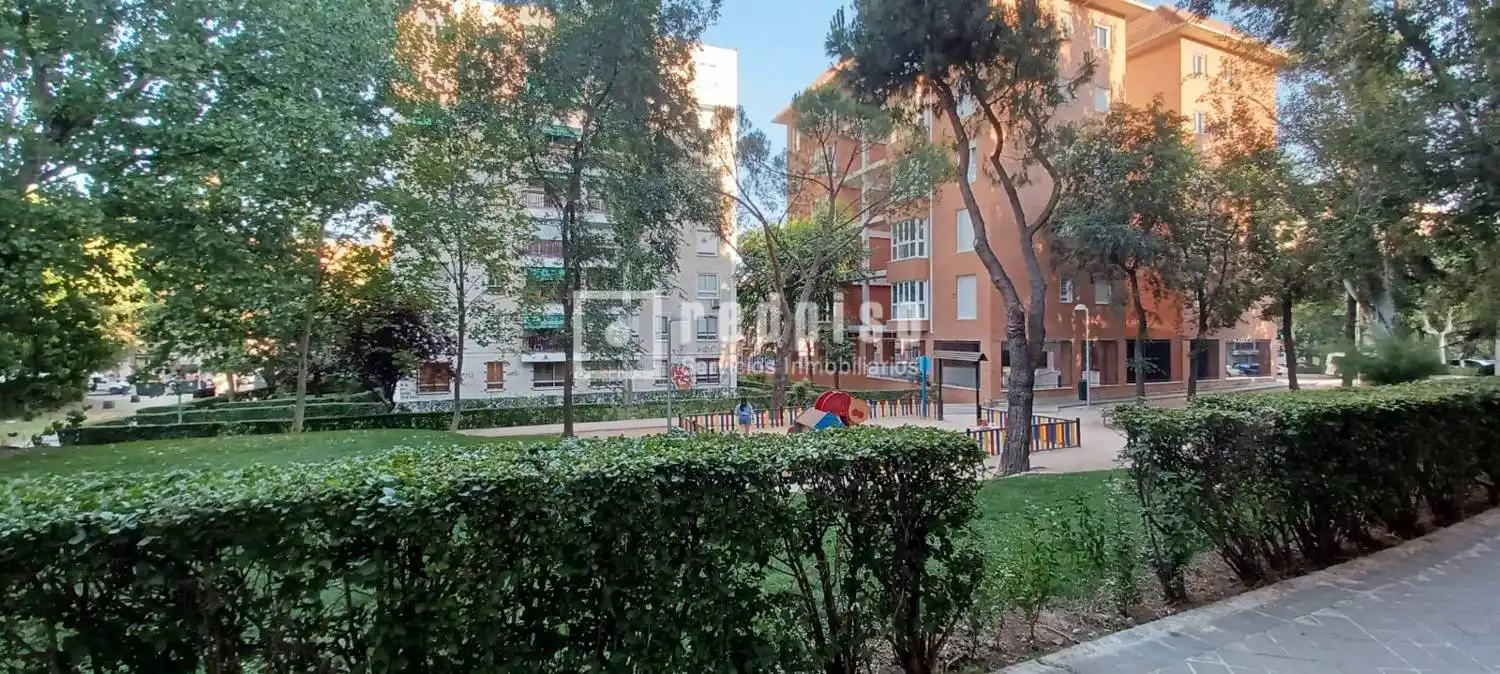 Vista exterior de Pis en venda en Madrid amb Aire condicionat, Calefacció i Traster