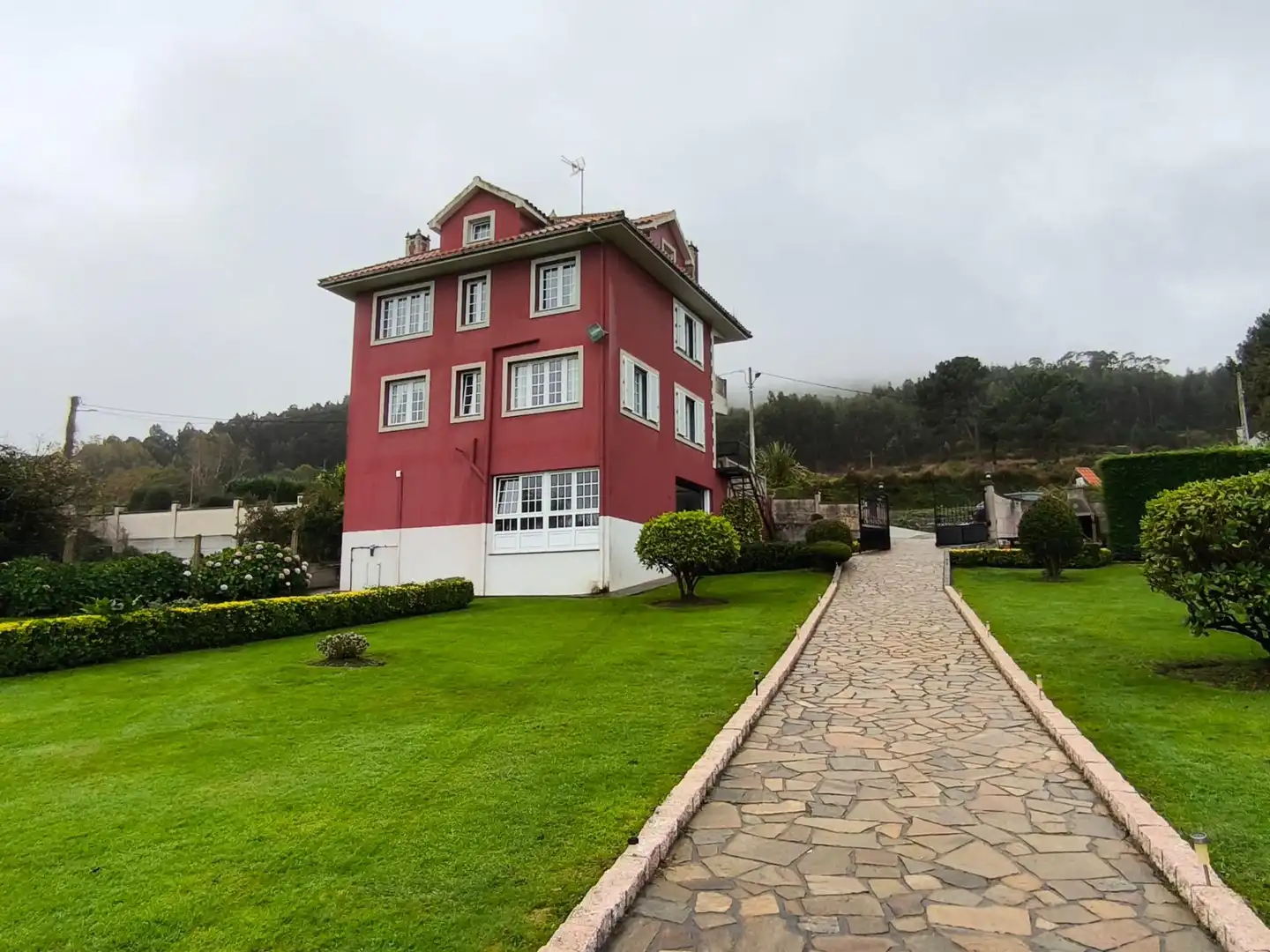 Vista exterior de Casa o xalet en venda en Carballo amb Calefacció, Jardí privat i Terrassa