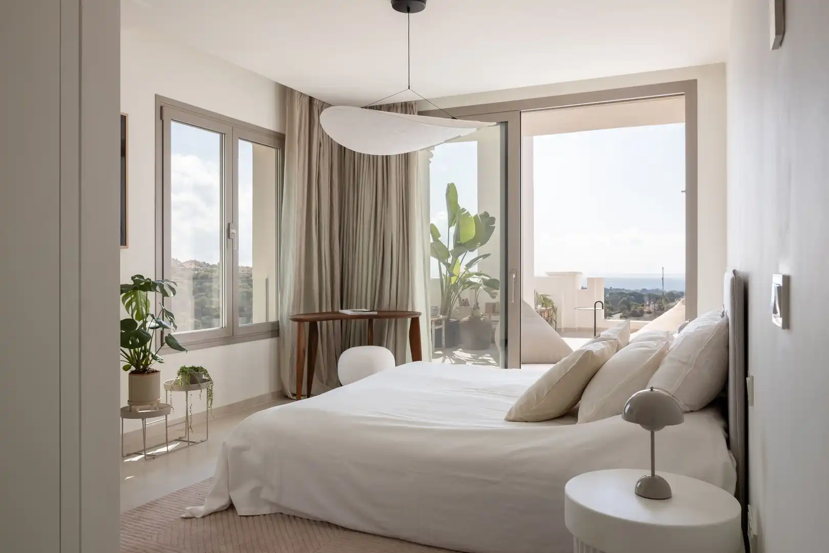 Schlafzimmer von Dachboden zum Verkauf in Marbella mit Terrasse und Balkon