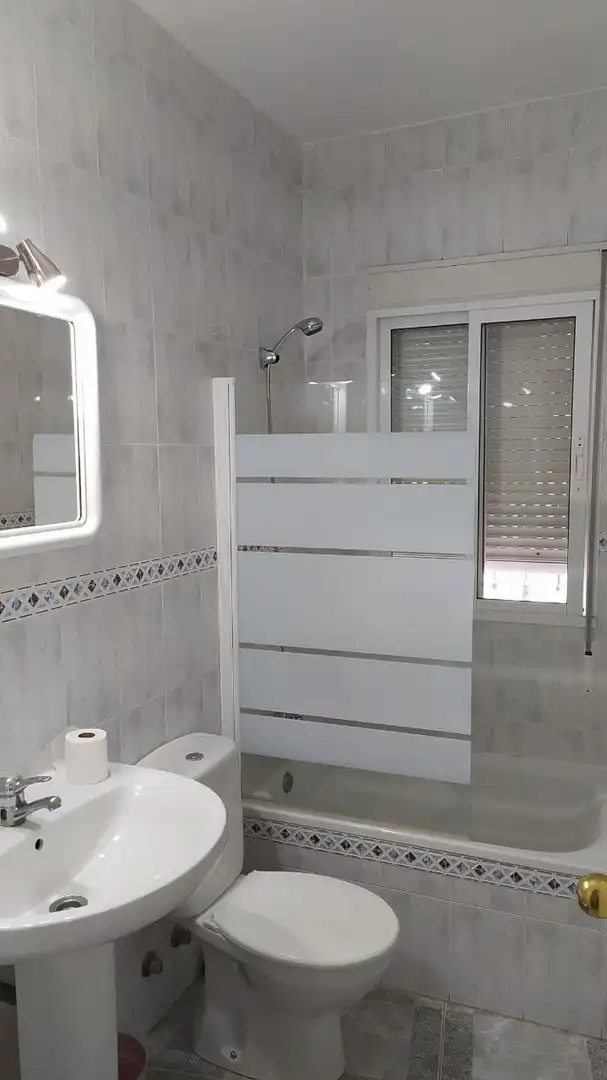 Baño de Dúplex de alquiler en Algeciras con Amueblado