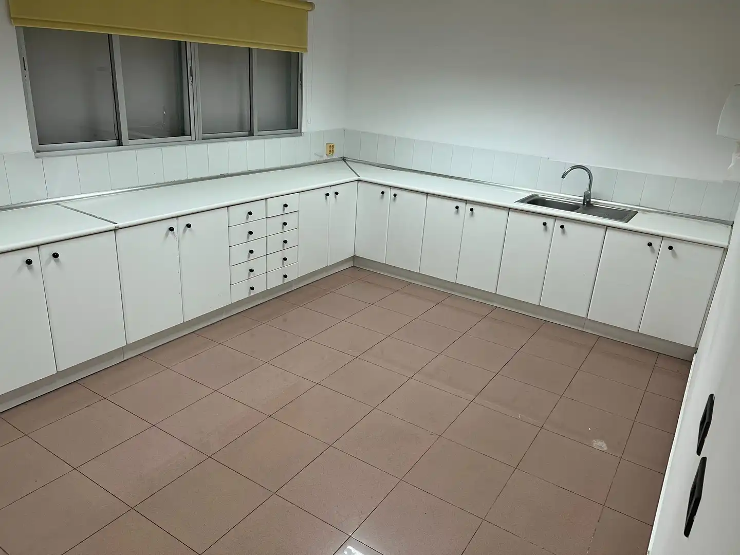 Cocina de Nave industrial de alquiler en Santiago de Compostela  con Calefacción