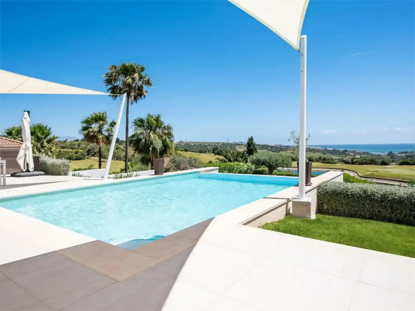 Piscina de Casa adosada de lloguer en Estepona amb Aire condicionat, Jardí privat i Parquet