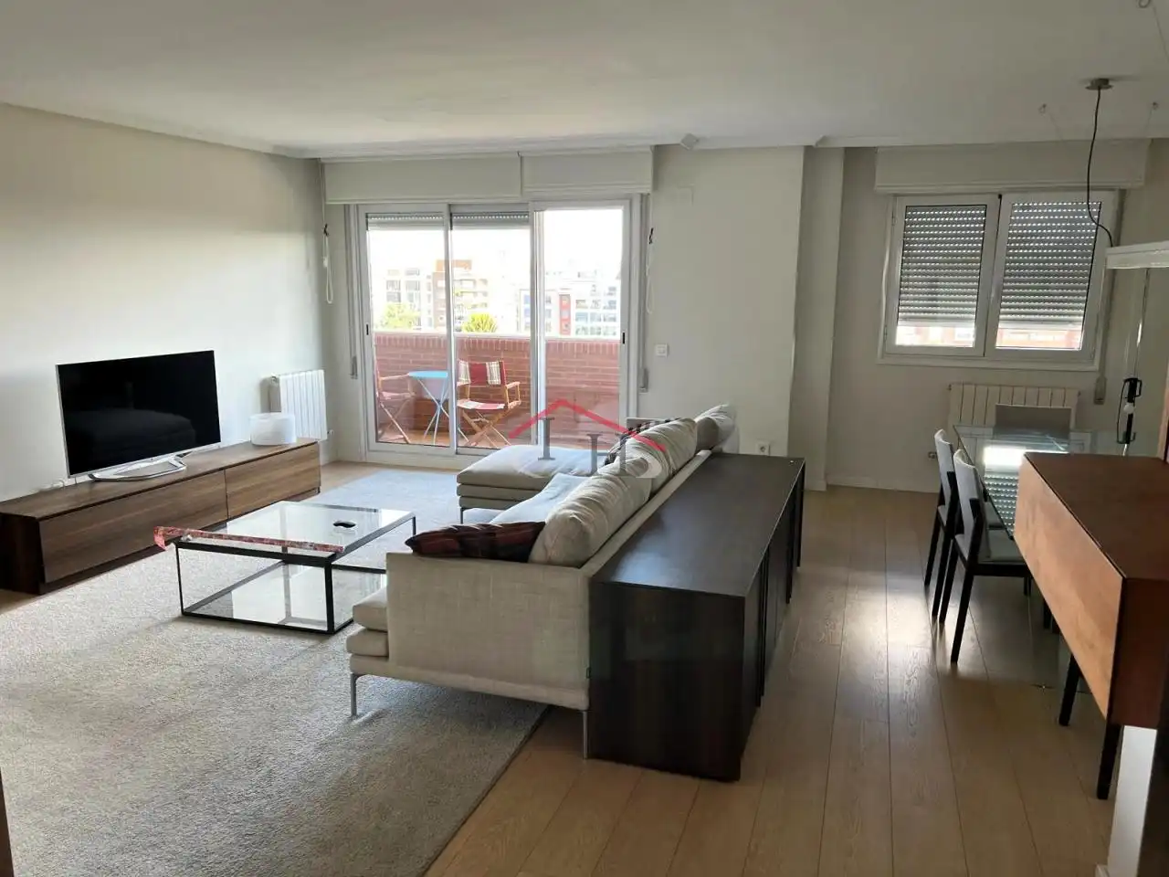 Sala d'estar de Àtic de lloguer en León Capital  amb Calefacció, Parquet i Terrassa