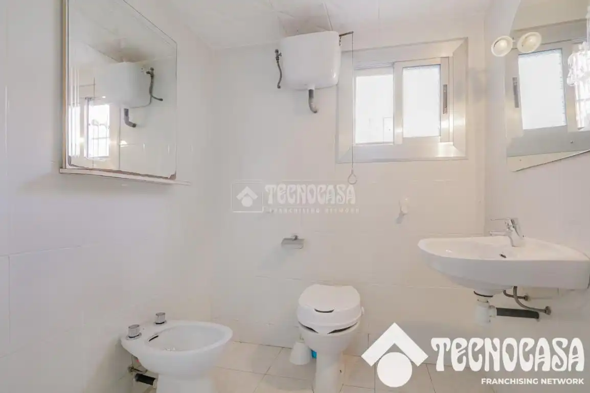 Baño de Piso en venta en Santa Coloma de Gramenet con Terraza y Trastero