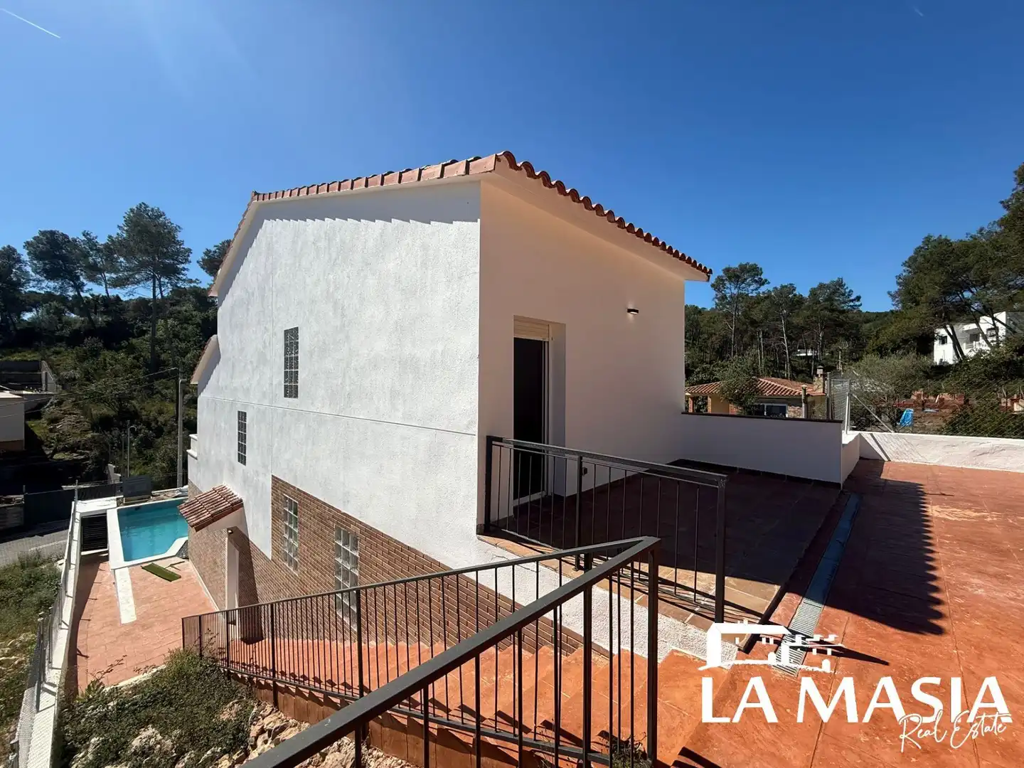 Vista exterior de Casa o xalet en venda en Olivella amb Jardí privat, Traster i Piscina