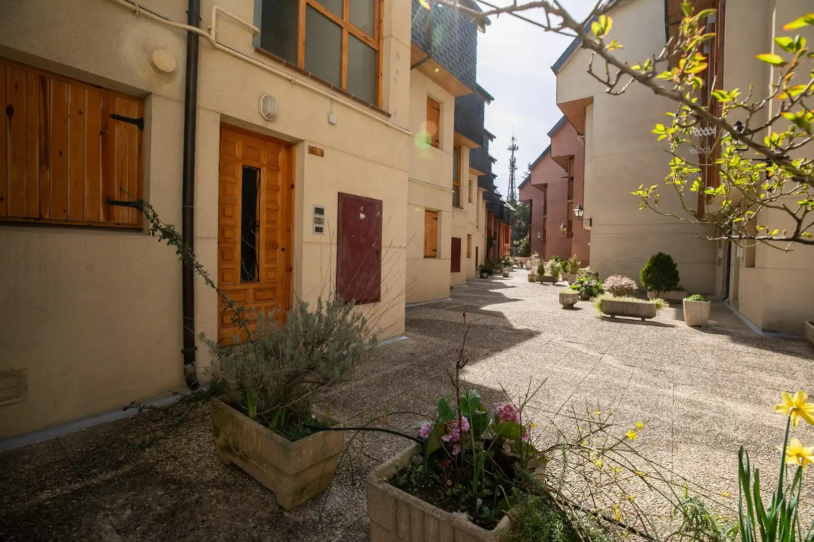 Vista exterior de Piso en venta en Jaca con Parquet, Trastero y Piscina comunitaria