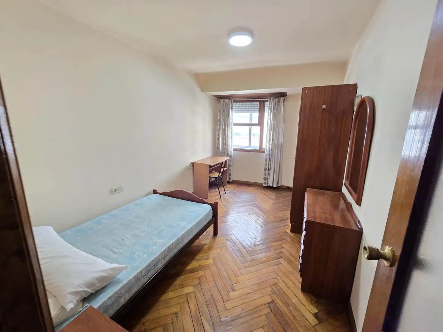 Dormitori de Pis de lloguer en Vigo  amb Parquet i Moblat