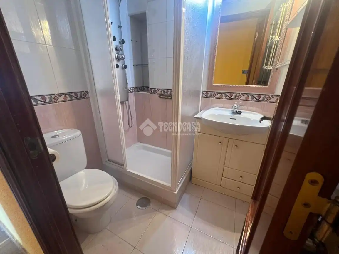 Bathroom of Flat for sale in Madrid  with Air Conditioner, Parquet flooring and Storage room