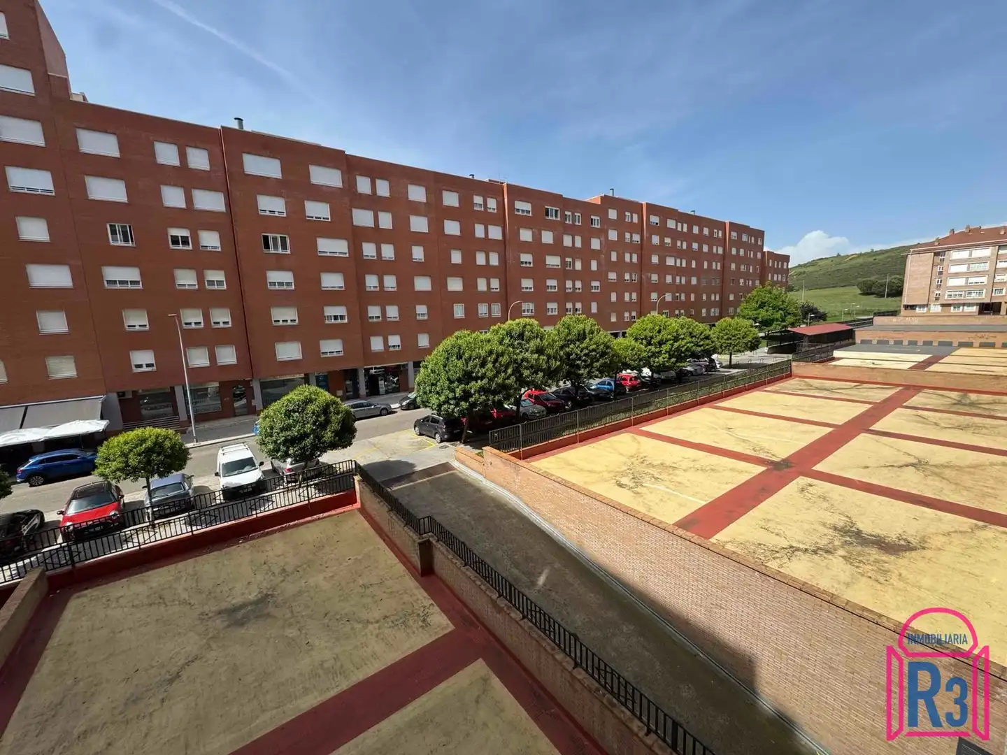 Vista exterior de Pis en venda en León Capital  amb Calefacció, Terrassa i Traster