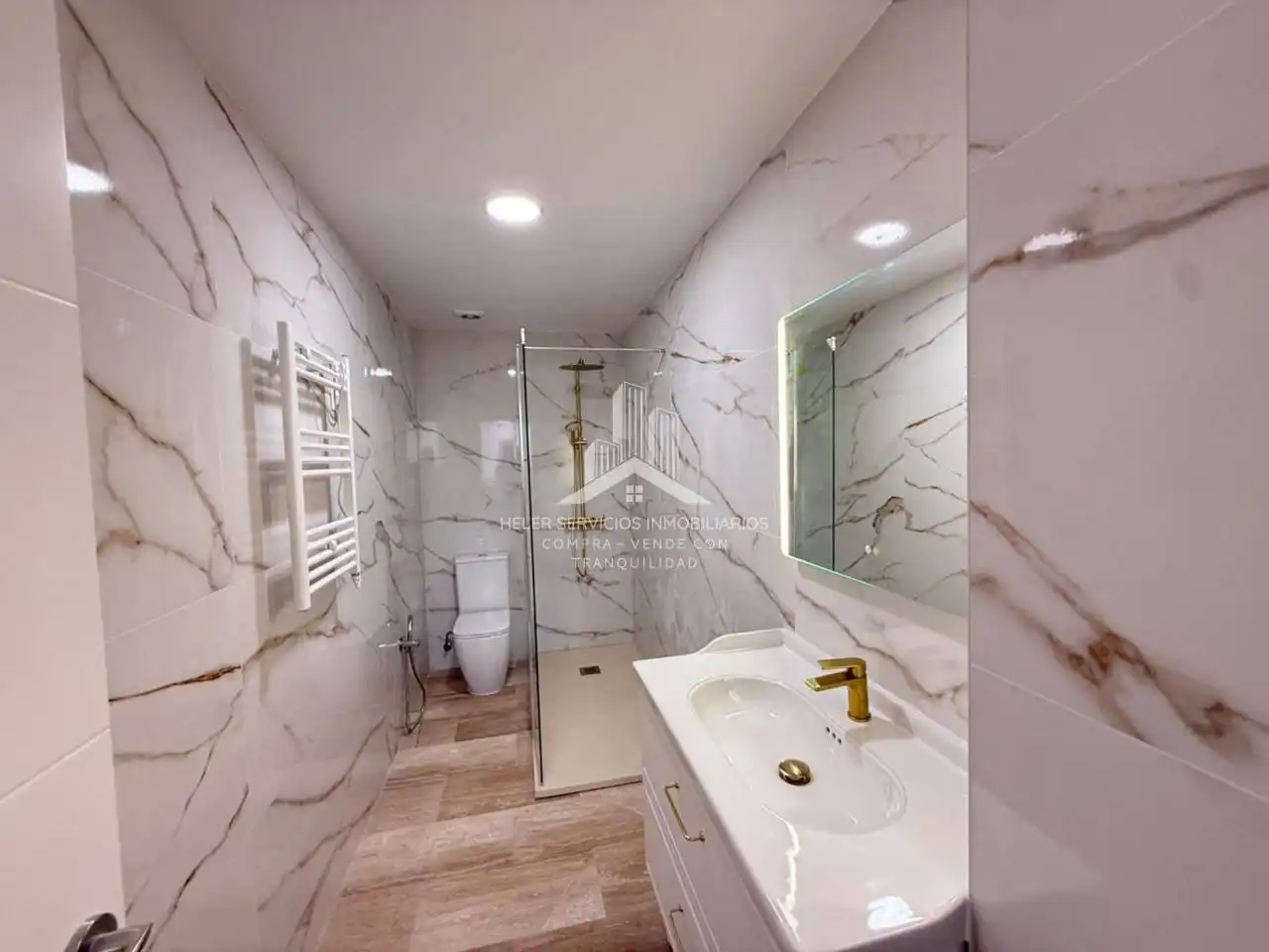 Baño de Piso en venta en Castellón de la Plana / Castelló de la Plana con Aire acondicionado, Calefacción y Alarma
