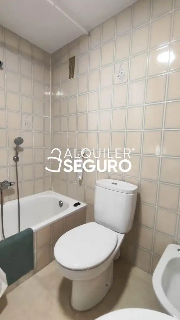 Bany de Pis de lloguer en Valencia amb Aire condicionat i Moblat
