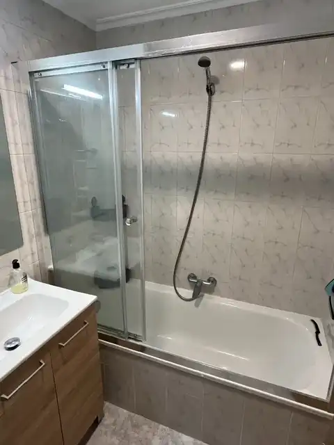 Badezimmer von Wohnung zur Miete in Santa Cruz de Bezana mit Heizung, Parkett und Möbliert