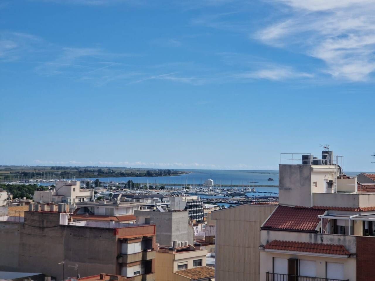 Vista exterior de Àtic en venda en La Ràpita amb Aire condicionat, Parquet i Terrassa