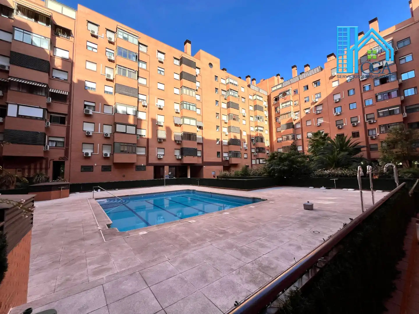 Pis amb piscina en venda a Calle Flora Tristán