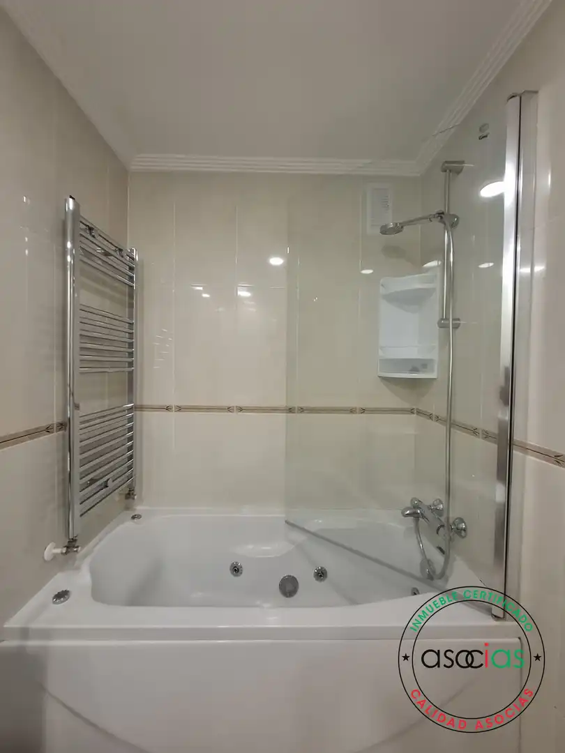 Baño de Piso en venta en Gijón  con Calefacción y Trastero