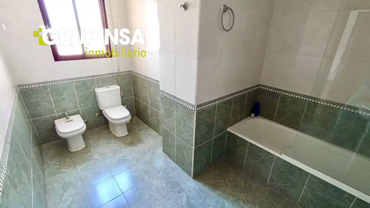 Baño de Piso en venta en Castellón de la Plana / Castelló de la Plana con Aire acondicionado, Terraza y Trastero