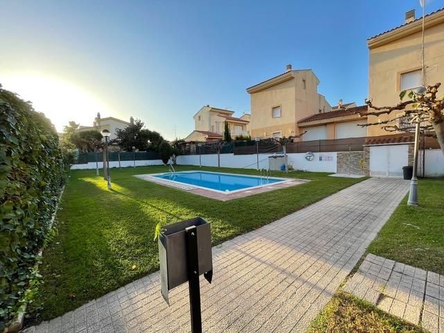Swimming pool of Single-family semi-detached for sale in Cambrils  with Air Conditioner, Heating and Private garden