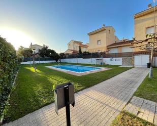 Piscina de Casa adosada en venda en Cambrils amb Aire condicionat, Calefacció i Jardí privat
