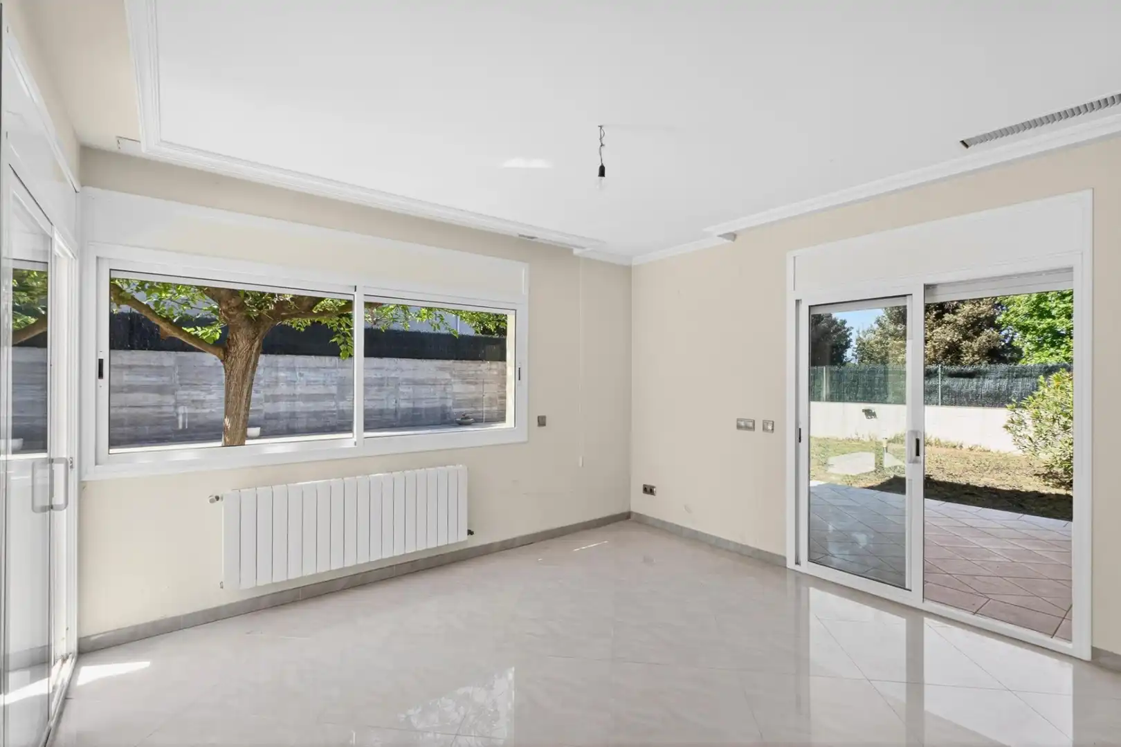 Sala de estar de Casa o chalet en venta en Aiguaviva con Aire acondicionado, Calefacción y Jardín privado