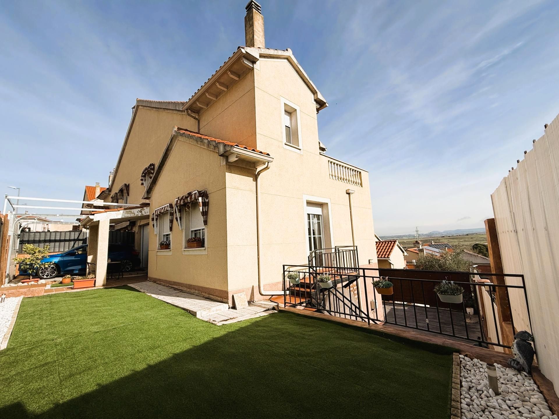 Vista exterior de Casa adosada en venta en Loeches con Calefacción, Jardín privado y Terraza
